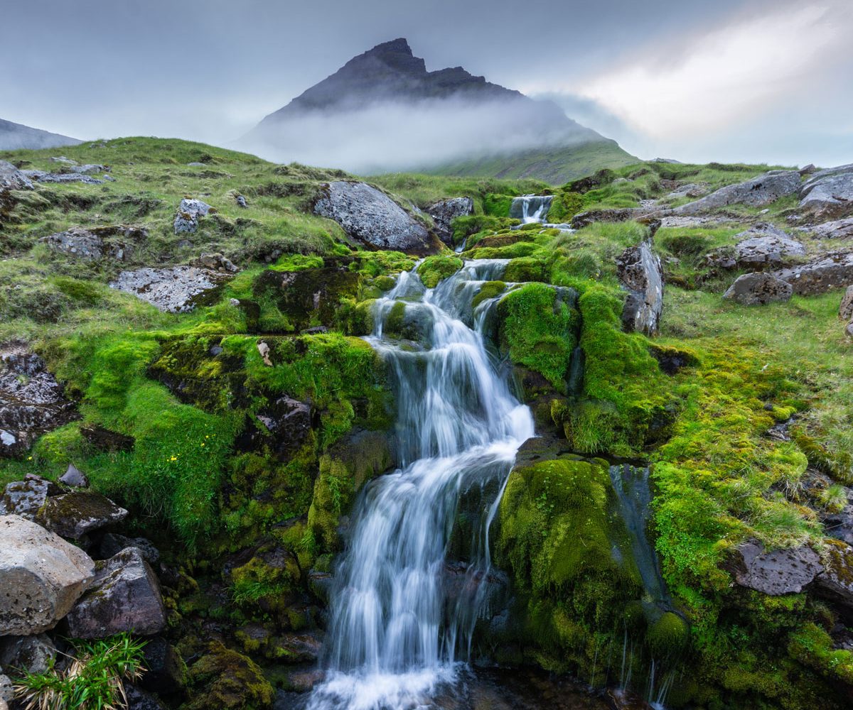 Pequeña y hermosa cascada cerca de Eiði, Islas Feroe