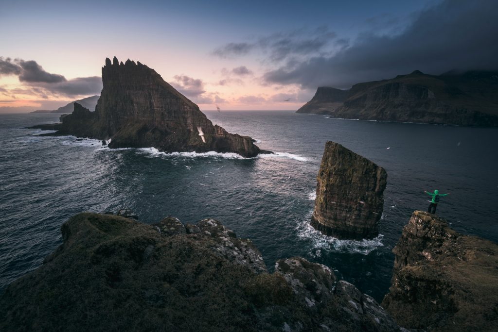 Drangarnir y Tindholmur en la isla de Vagar, Islas Feroe