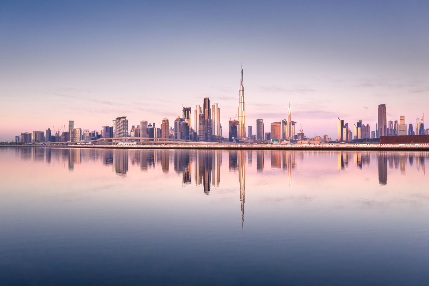 Salida del sol sobre el horizonte en el centro de Dubai.