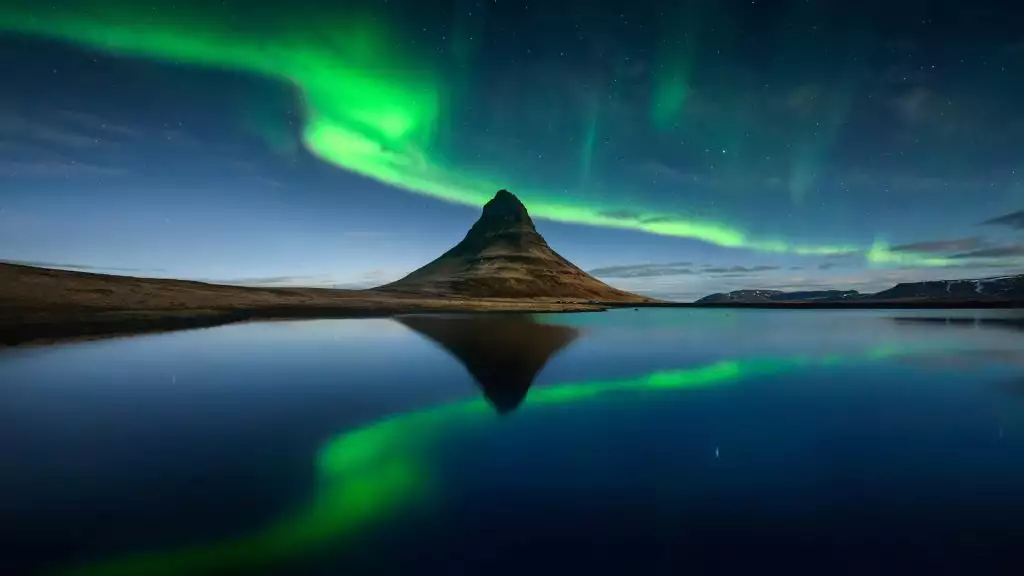 kirkjufell aurora boreal reflejo verde en islandia