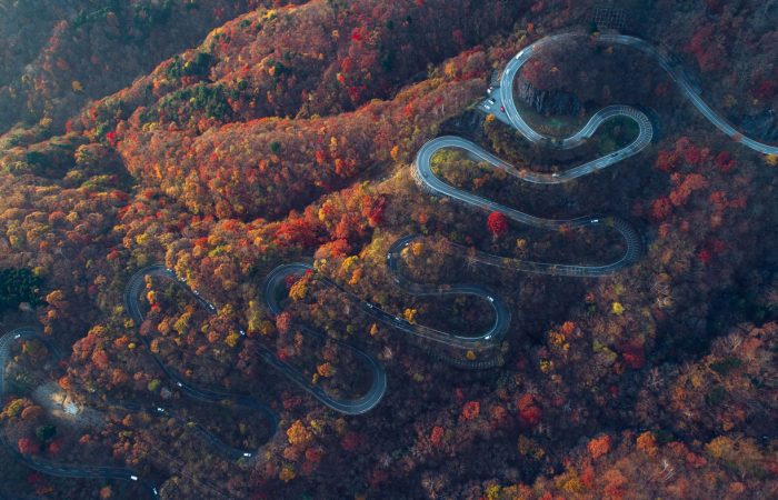 Hermosa carretera con curvas en la montaña Nikko, Japón. Vista aérea