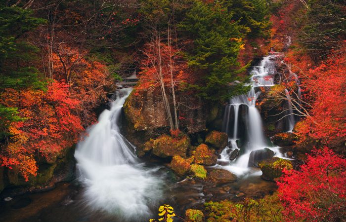 Cataratas Ryuzu cerca de Nikko, Japón en otoño