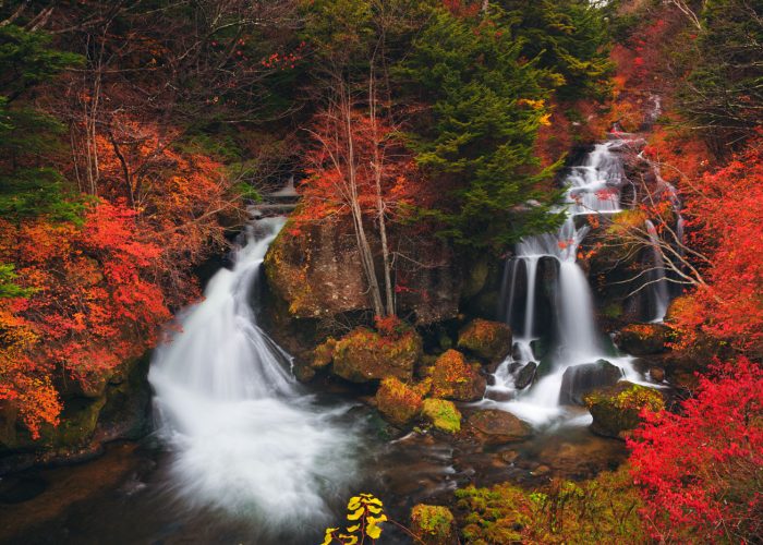 Cataratas Ryuzu cerca de Nikko, Japón en otoño