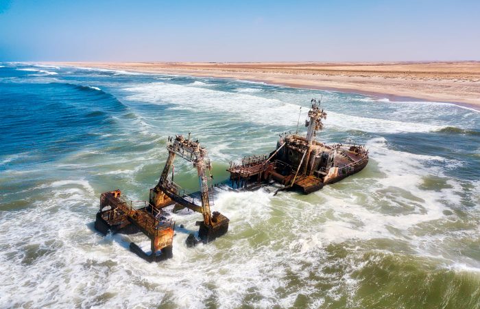 Naufragio a lo largo de la Costa de los Esqueletos en Namibia occidental tomada en enero de 2018