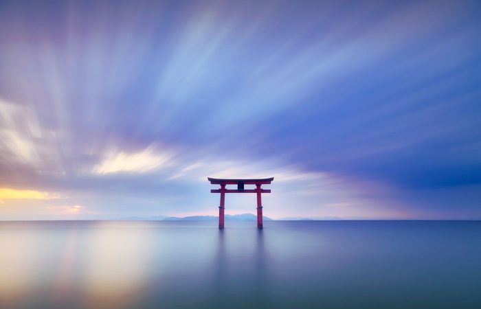 Foto de larga exposición de la puerta Torii del santuario Shirahige al amanecer, el lago Biwa, Prefectura de Shiga, Japón