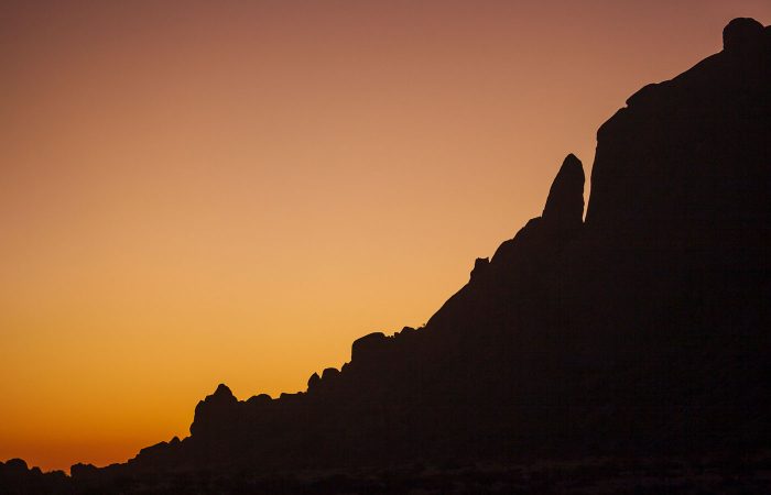 Silueta de Spitzkoppe durante la puesta de sol, Namibia