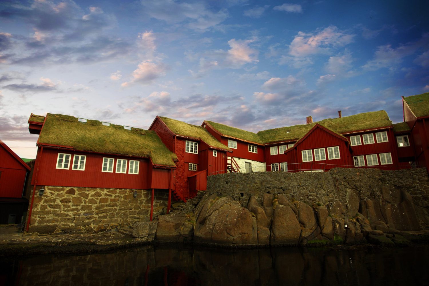 La ciudad capital de Torshavn en las Islas Feroe