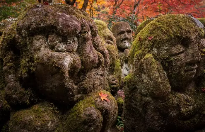 autumn-japan-statues