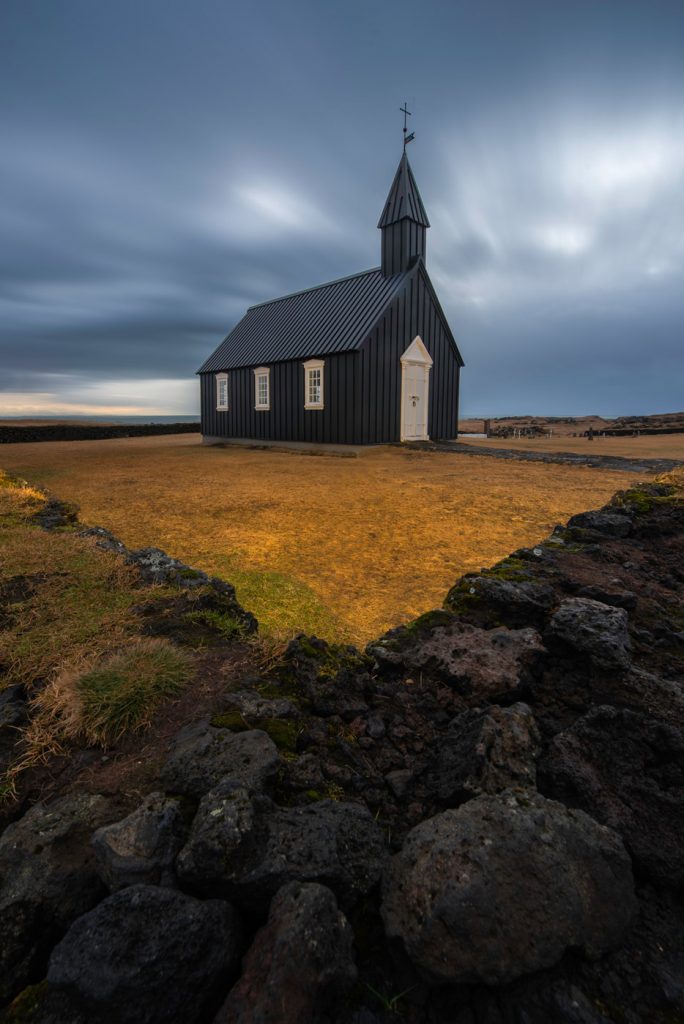 iglesia negra Budir en Islandia