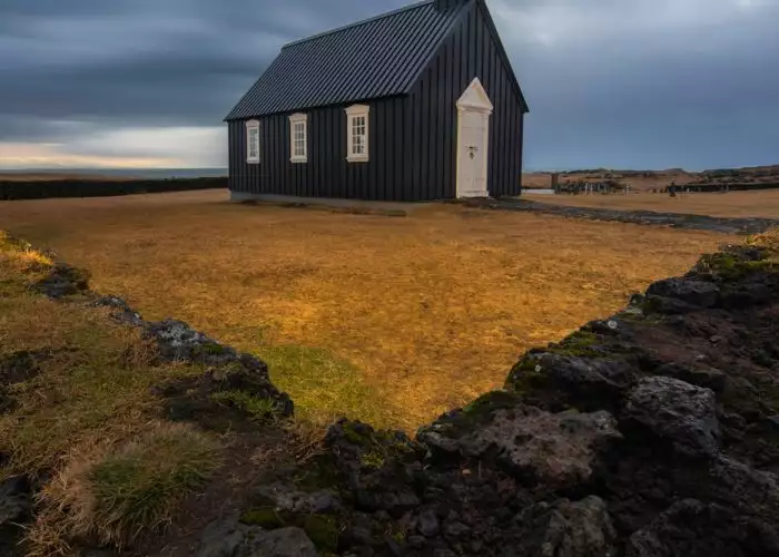 iglesia negra Budir en Islandia