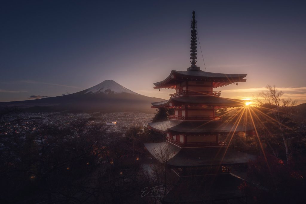 Chureito Pagoda y el monte Fuji durante el otoño