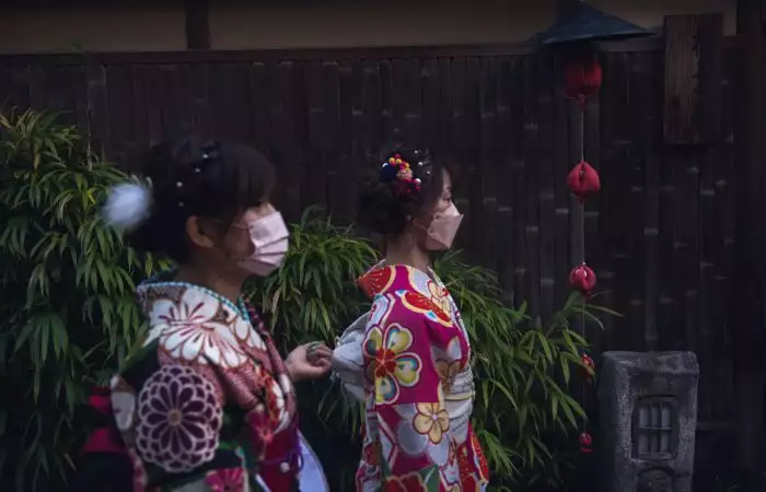 geishas at kyoto
