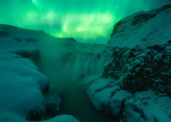 Aurora boreal en la cascada de Gullfoss