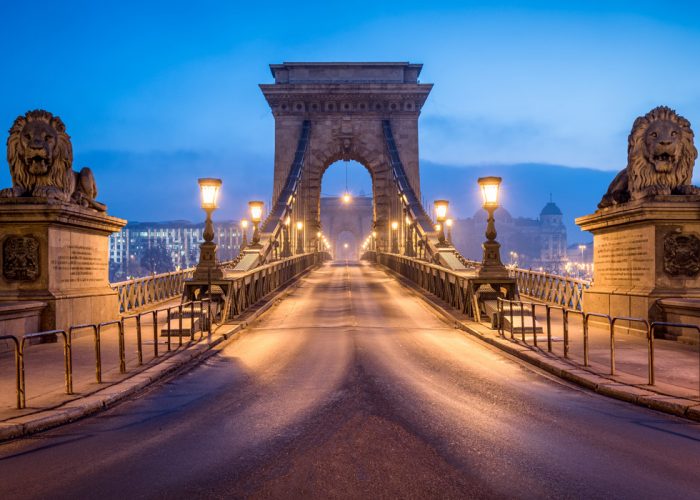 Histórico Puente de las cadenas en Budapest durante el invierno