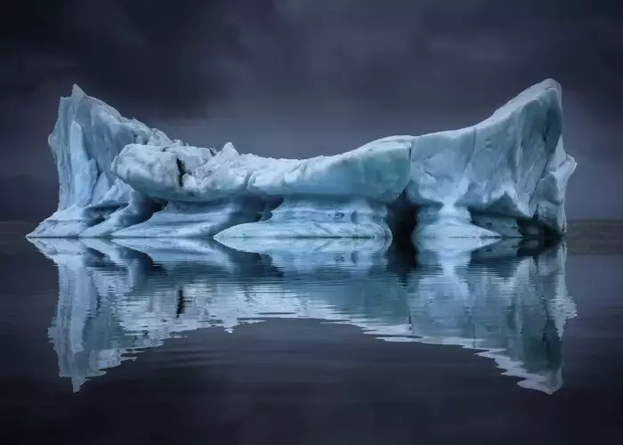 Iceberg en el glaciar de Jokulsarlon, Islandia