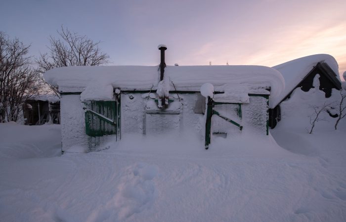 Casa cubierta de nieve en la Peninsula de Kola