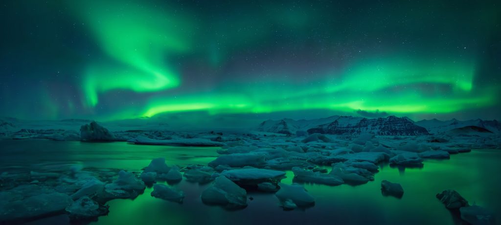 aurora boreal en la laguna de Jokulsarlon