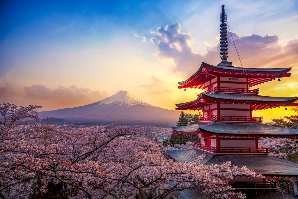Vista del monte Fuji y Chureito Pagoda durante la Sakura