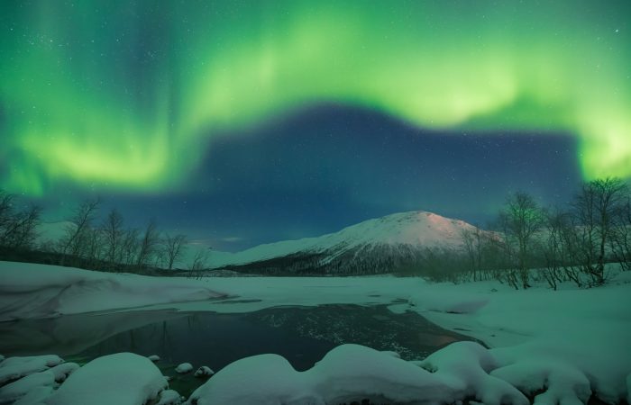 Aurora boreal en la naturaleza de la región sami