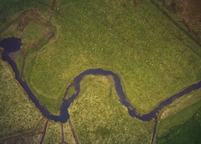 Vista de drone de las tierras altas escocesas