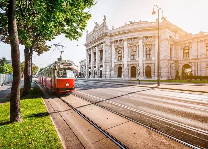 Wiener Ringstrasse con Burgtheater y tranvía al amanecer, Viena.